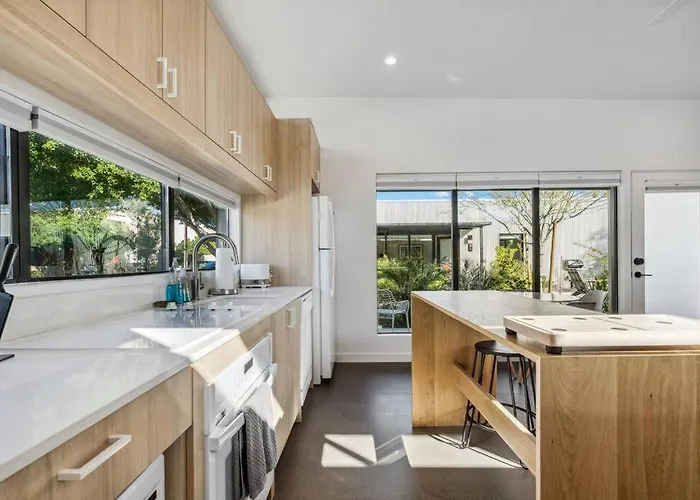 Refreshing 2-bedroom - 80 Walkscore!