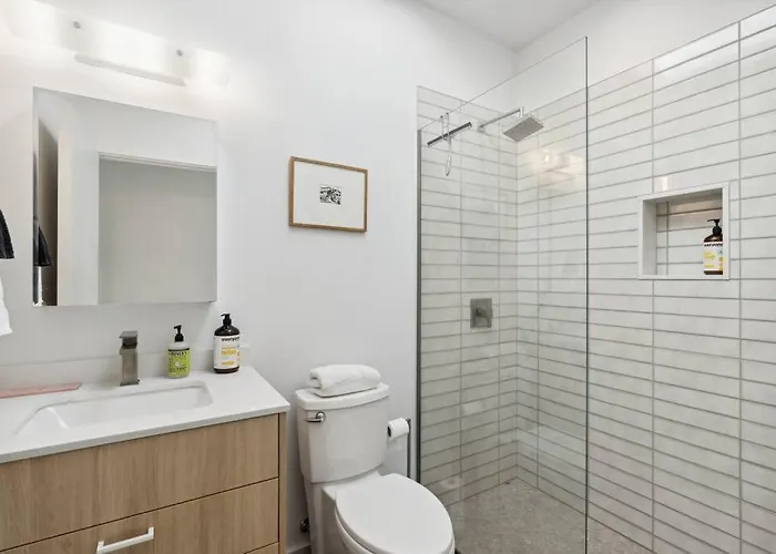 Refreshing 2-bedroom - 80 Walkscore!