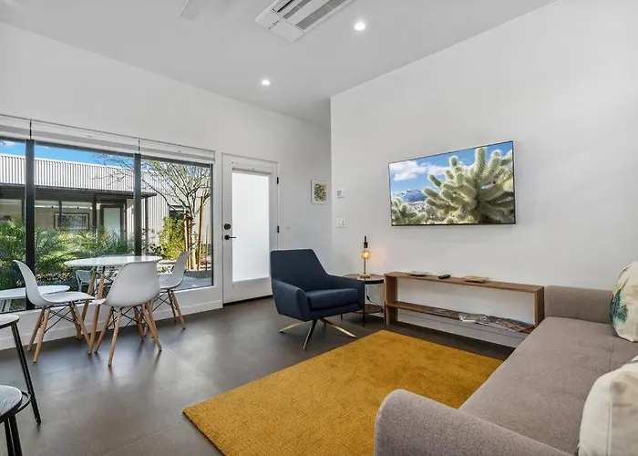 Apartment Refreshing 2-bedroom - 80 Walkscore! *