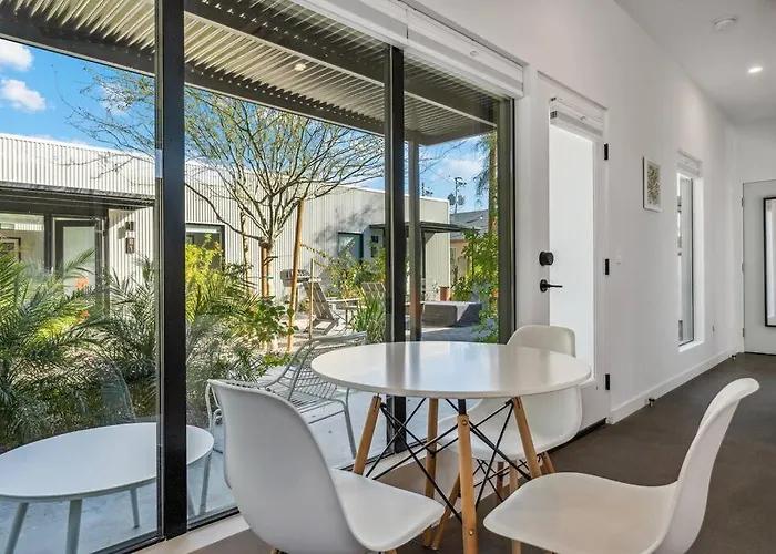 Refreshing 2-bedroom - 80 Walkscore! *