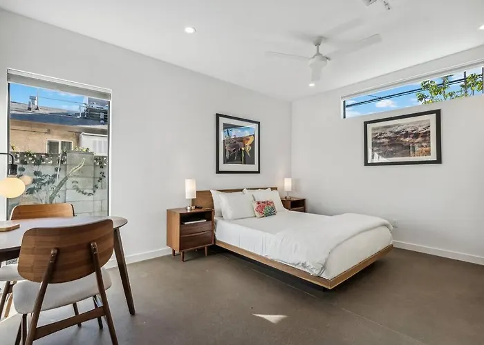 Refreshing 2-bedroom - 80 Walkscore!
