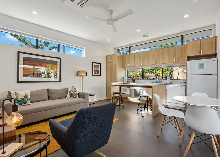 Refreshing 2-bedroom - 80 Walkscore! *
