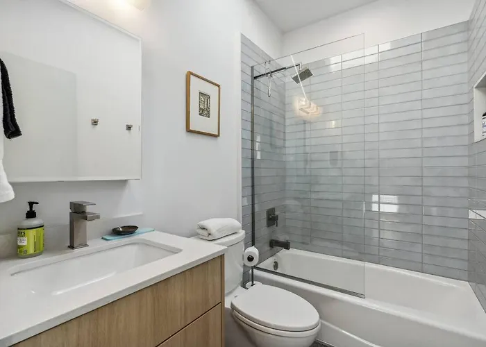 Refreshing 2-bedroom - 80 Walkscore!