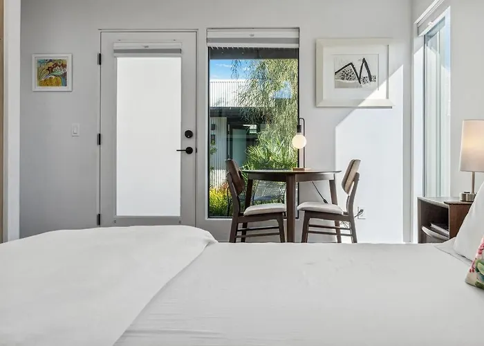 Refreshing 2-bedroom - 80 Walkscore! *