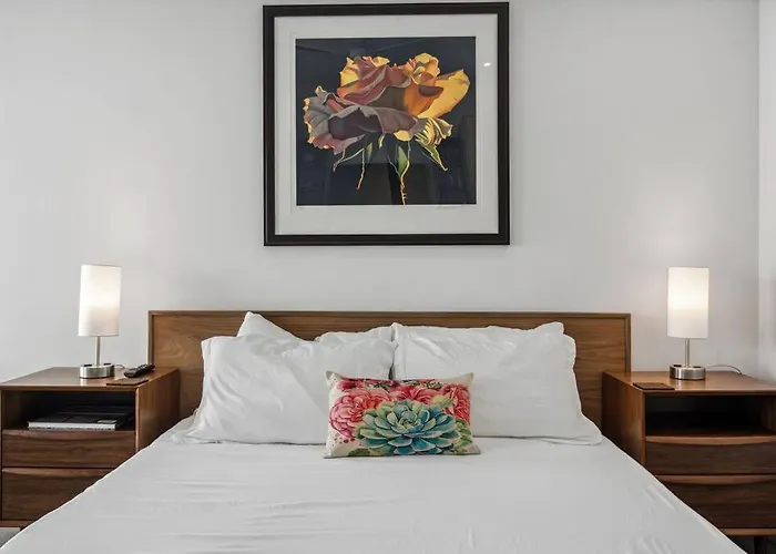 Refreshing 2-bedroom - 80 Walkscore! *